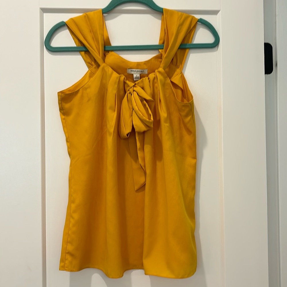 Banana Republic gold sleeveless blouse size small